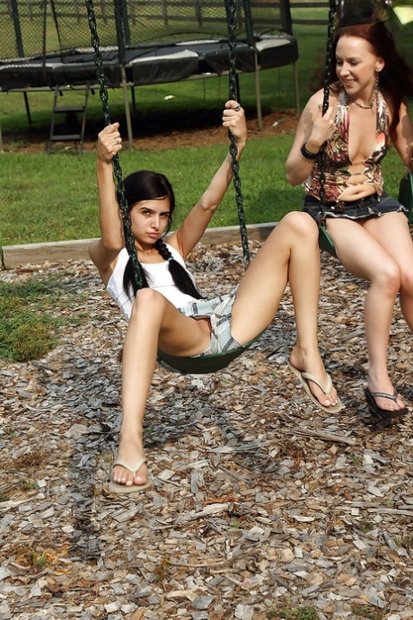 Lesbiche adolescenti amatoriali che si eccitano con un dildo al parco giochi