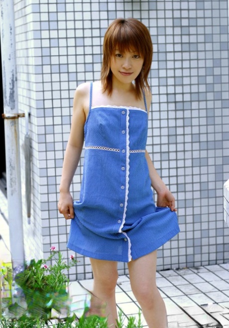 A doce actriz asiática Akari Satsuki a revelar as suas pequenas curvas ao ar livre