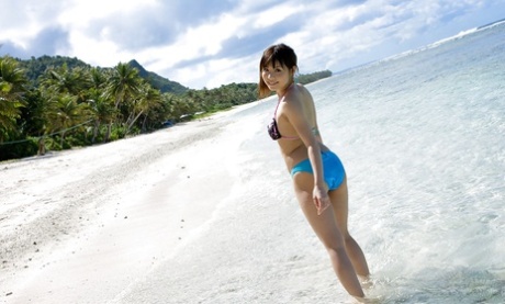 Aya Hirai enlève son bikini à l