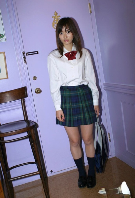 Fræk asiatisk skolepige Hikaru Koto tager sin uniform af