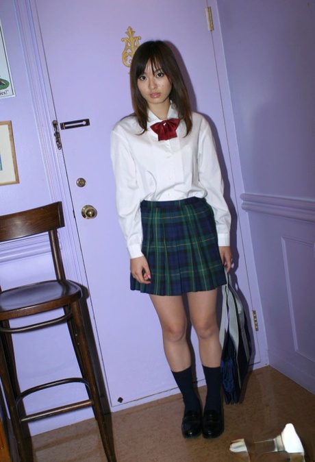 顽皮的亚洲女学生Hikaru Koto滑落她的制服