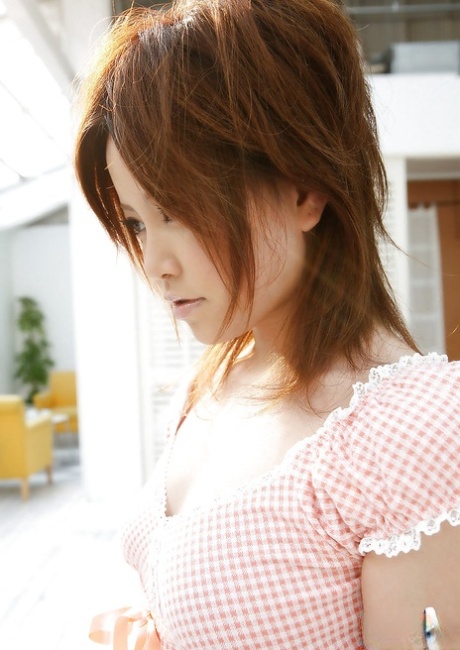 Hitomi Yoshino, uma bela mulher asiática, despindo a sua roupa