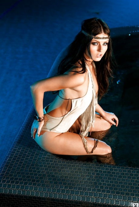 Pretty babe Veronica LaVery visar upp sina sexiga kurvor vid poolen