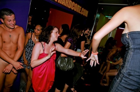 Lekkere amateurs Gina Killmer & Leony Aprill houden van een dronken seksorgie in de club