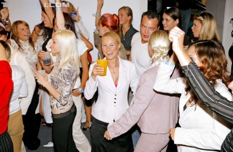 Mulheres sedutoras participam num concurso de chupar pilas numa festa de bêbados