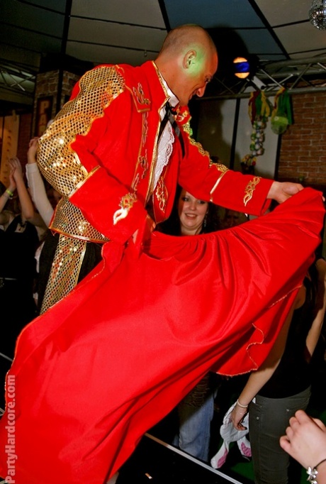 Lechugonas amateur mostrando sus habilidades mamando en una fiesta de club