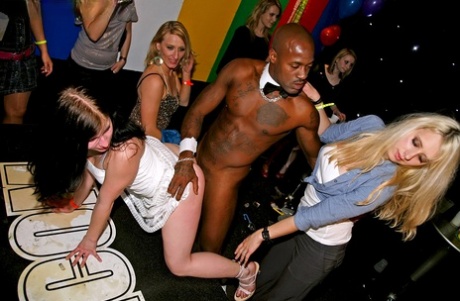Ragazze affamate di sperma che mostrano le loro abilità di pompinara in una festa in discoteca