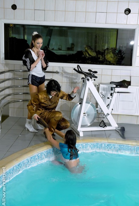 Des femmes fétichistes entièrement vêtues passent du bon temps dans la piscine