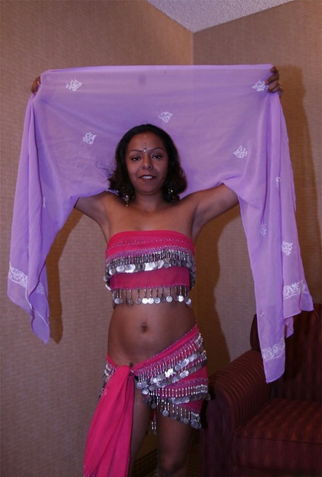 Lecherous indisk dam avslöjar hennes små bröst och fitta