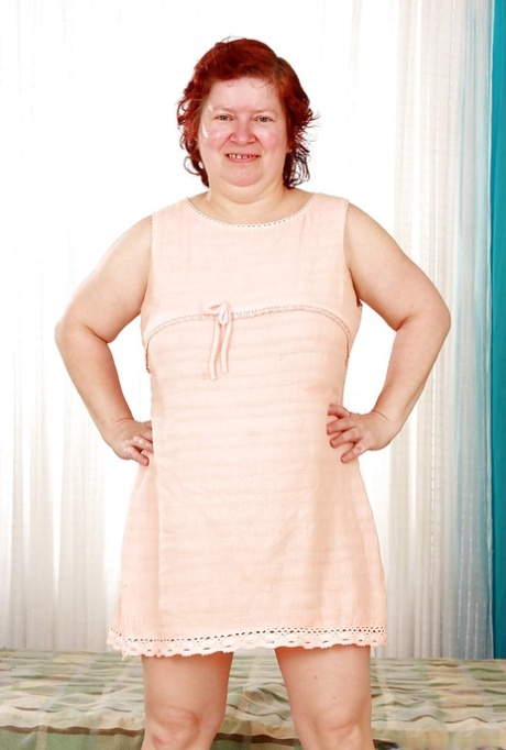 Fatty Redhead Oma mit massiven Krüge Strippen aus ihrer Kleidung
