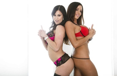 Lækre MILFs Ariella Ferrera & Kendra Lust stripper og kysser hinanden