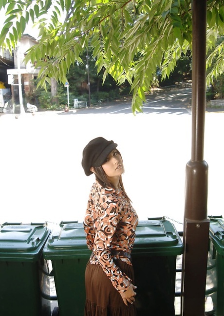 Niesamowicie urocza Azjatka Maria Ozawa rozbierająca się z ubrań