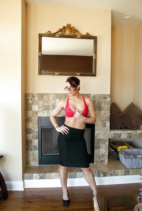 Gorący MILF w okularach Holly Coxxx rozbiera się i bawi wibratorem