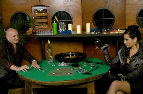 Gambling femdom Gina Killmer pisker den nøgne taber og binder hans pik og nosser