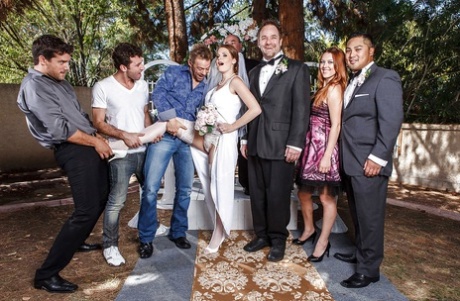 Die nuttige Braut Allison Moore steht auf Gruppensex zu viert mit gut bestückten Jungs