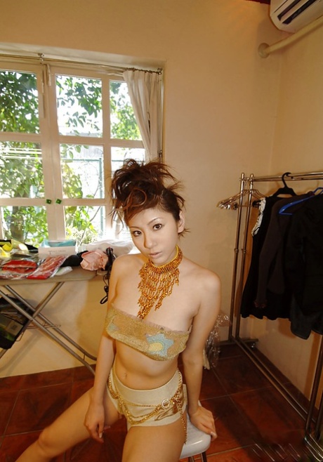 A sexy asiática Yuma Asami mostra o seu pequeno rabo e os seus grandes melões