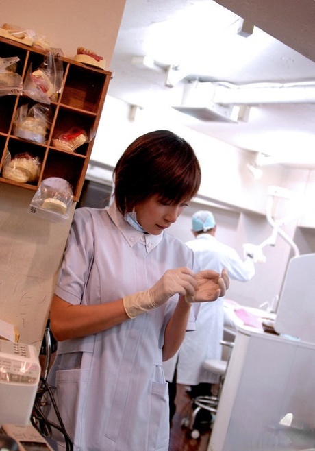 De knappe aziatische verpleegster Fuuka Sasaki pijpt en wordt gepijpt