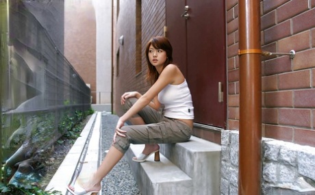 A sedutora asiática Erika Satoh a despir-se e a tomar duche