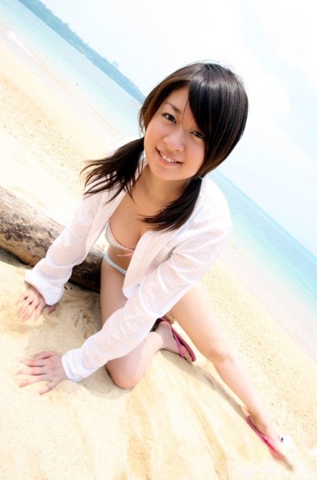 Fræk asiatisk pige med behåret kusse Risa Misaki stripper udendørs