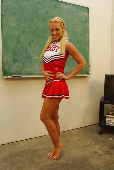 Brutto cheerleader Jamey James stripping e di esporre i suoi piedi nudi