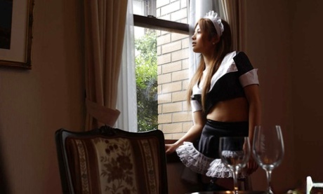 Den yndige asiatiske stuepige Yuka Hata afslører sit blondeundertøj