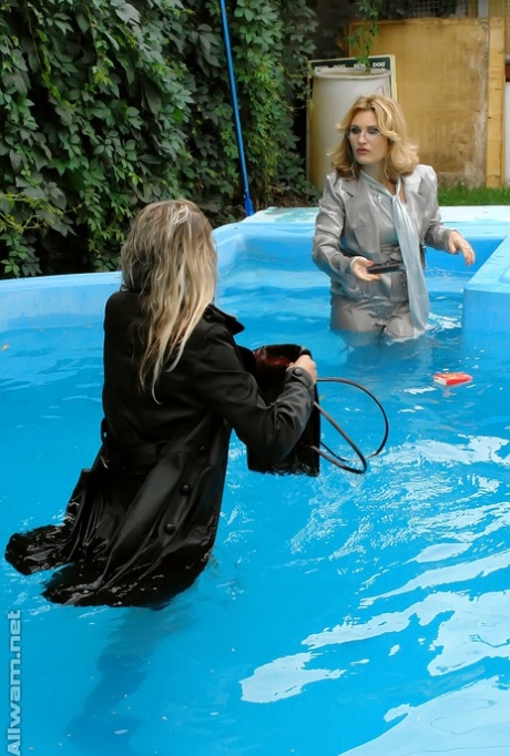 Tatiana Milovani diverte-se em tronco nu com a sua amiga na piscina