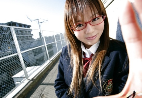 Smerig aziatisch schoolmeisje Yume Kimino die haar rok en slipje uittrekt