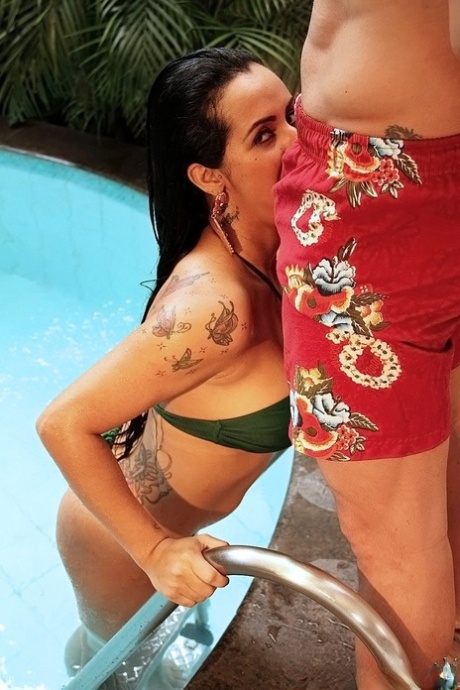 La sucia MILF latina Nicolle Bitencourt recibe una corrida facial en la piscina