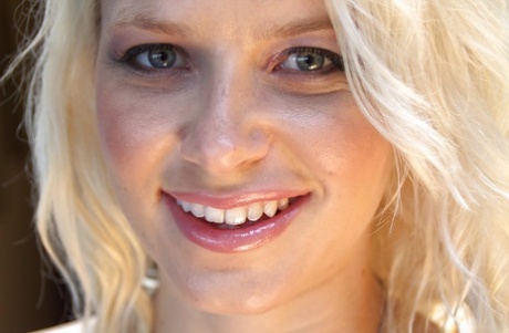 Anikka Albrite toont haar prachtige kont en sappige liefdesgaten