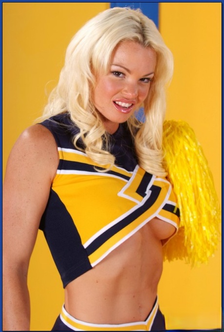 La cheerleader sexy Rhylee Richards mostra le sue tette e i suoi bottini