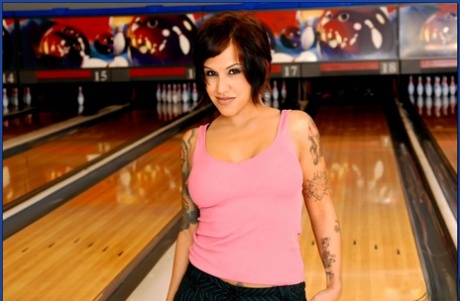 Tatuerad babe Regan Reese visar upp meloner och fitta i en bowlinghall