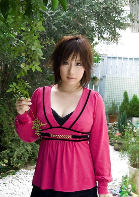 Asian coed Hanano Nono sakte avdekke hennes fantastiske store bryster