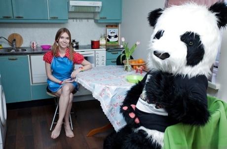 Tesão adolescente gracinha com boceta raspada tem um pouco de diversão com seu brinquedo panda