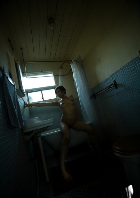 La ragazza asiatica nuda con la pancia piccola Emi Harukaze che fa il bagno
