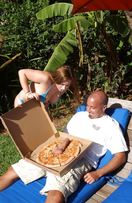 Buttet babe med store bryster Vanessa Lee knepper med pizza-fyr udendørs