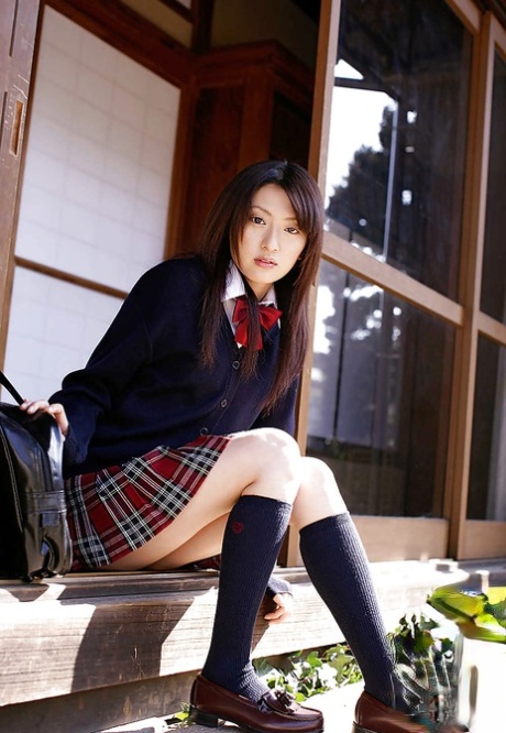 Азиатская школьница Миса Шинозаки играет со своим кутером через трусики