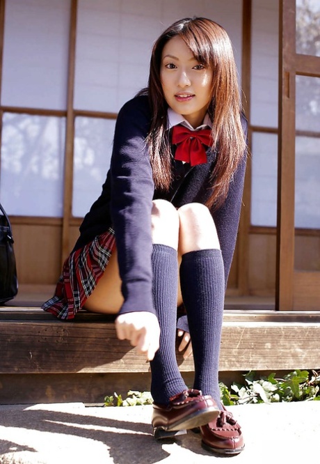 Azjatycka uczennica Misa Shinozaki bawiąca się cewką przez majtki