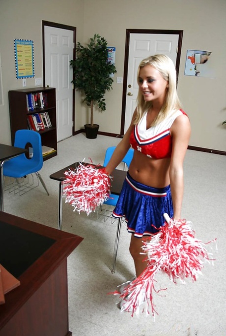 Sletterige blonde cheerleader Bree Olson wordt in haar geschoren kutje gepijpt