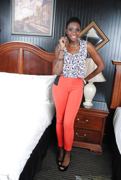Vacker ebony tonåring med fantastisk röv Jayla Dream strippning på sängen