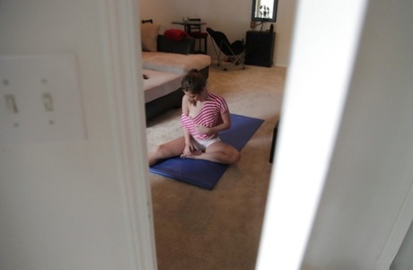 La sexy teenager Rina Ryder rivela le sue piccole tette durante la pratica dello yoga
