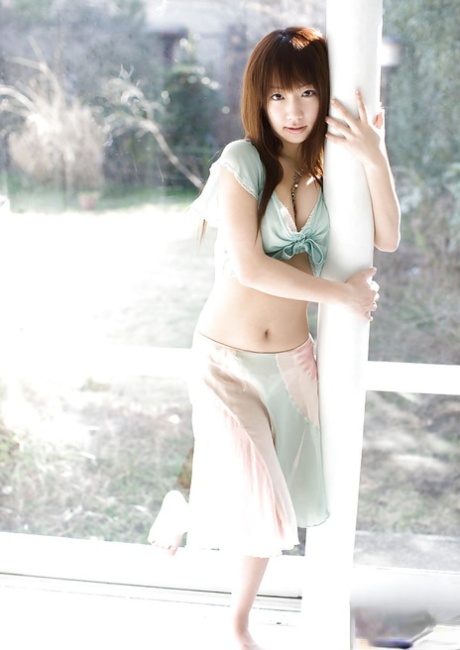 La guapa adolescente asiática Hina Kurumi mostrando sus pequeñas tetas con pezones duros
