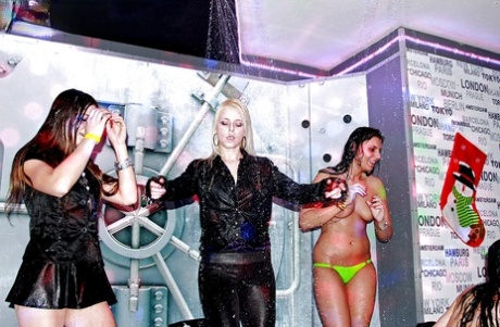 Охуительные леди мокнут и отрываются на вечеринке в ночном клубе