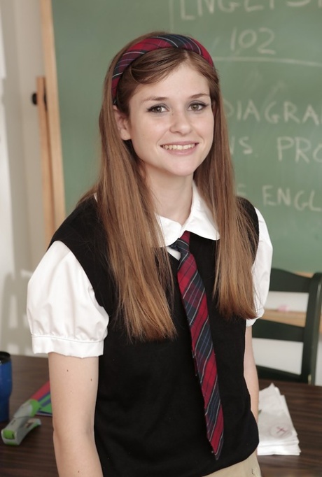 Симпатичная школьница с сексуальными ножками Lara Brookes раздевается в классе