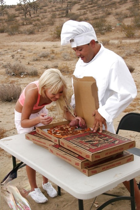 Sletterige blondine Kacey Jordan wordt buiten geneukt door een geile pizza-guy