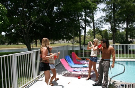 Frolic-tjejer i bikini som visar tuttarna på poolpartyt