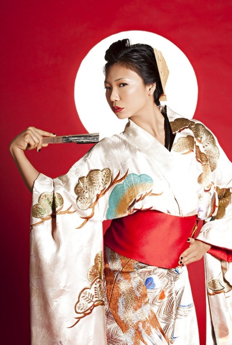 Atemberaubende asiatische Babe Hiromi Oshima wird von ihrem Kimono los