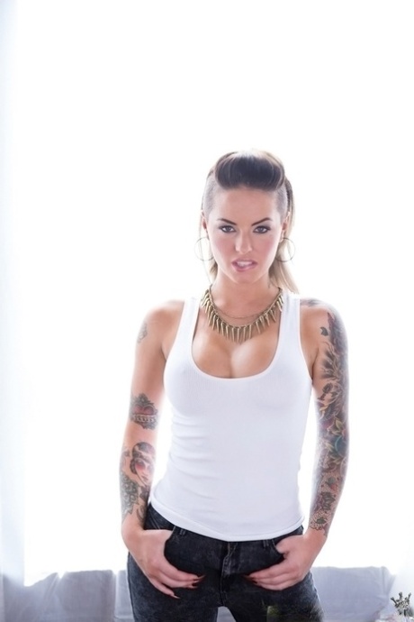 Getatoeëerde babe Christy Mack onthult haar geweldige booty en grote tieten