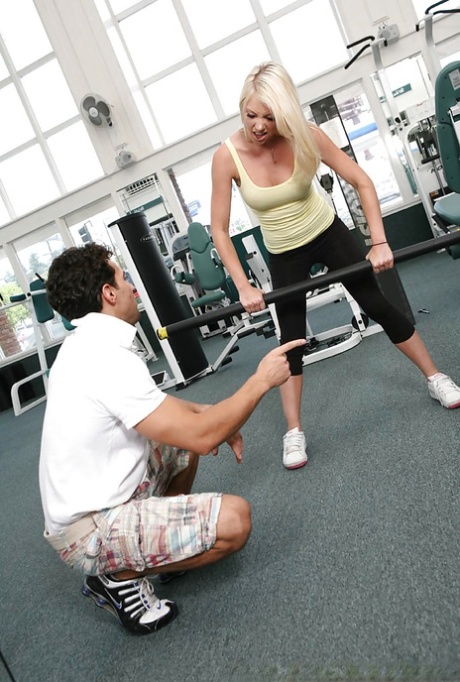 Sportieve slet met kaalgeschoren vagina Shawna Lenee laat zich na de training scheren