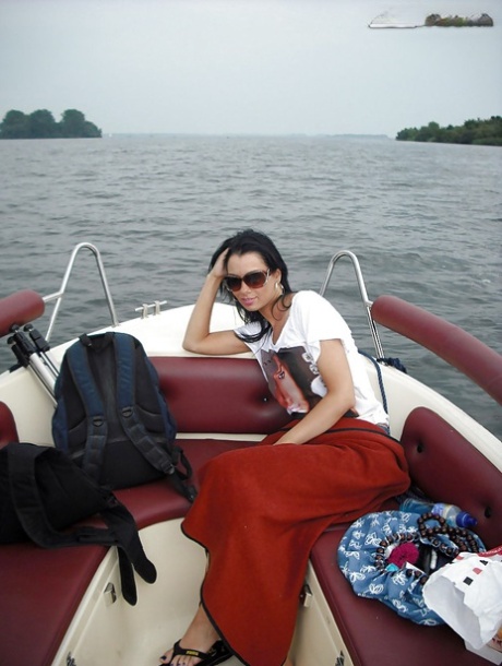 La brunetta dal seno pieno si libera dei vestiti durante il tour in barca