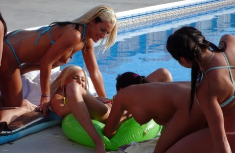 Laszive Füchsinnen genießen eine verrückte lesbische Orgie auf der Poolparty